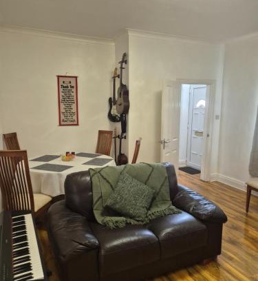 Middleton House | 3 bed house - all amenities - Middleton