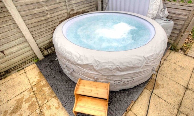 Eltham West House | 3 Bed House-Hot Tub-Free parking