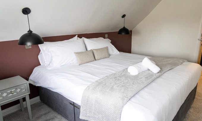 Spalding Cottage | 3 bed house with parking and terrace