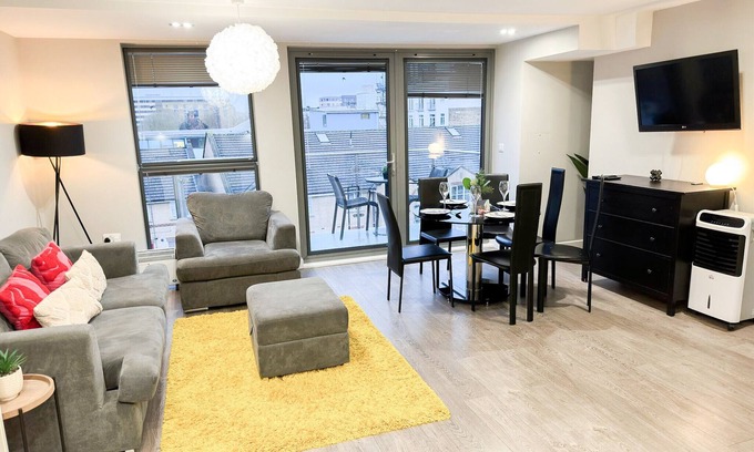 Shoreditch Apartment | 3-Bed Hoxton Flat w/Private Balcony & Lift access near Shoreditch , Old Street