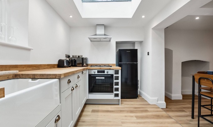 Hammersmith Broadway House | 3 Bed in Central Hammersmith | Garden | WiFi | Netflix