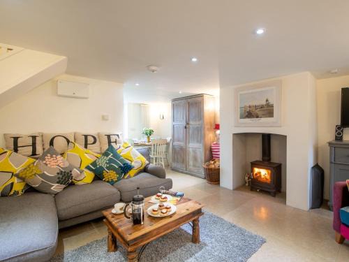Charmouth House | 3 Bed in Charmouth DC080