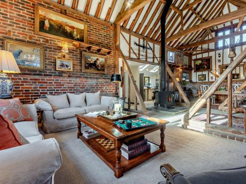 Heathfield House | 3 Bed in Heathfield 93718