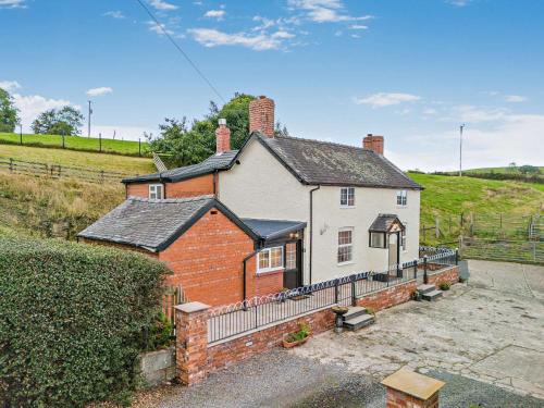 Llanfair Caereinion House | 3 Bed in Welshpool 65018