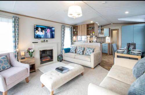 St. Andrews House | 3-Bed Lodge Sleeps 6 -Hot tub -Resort Access