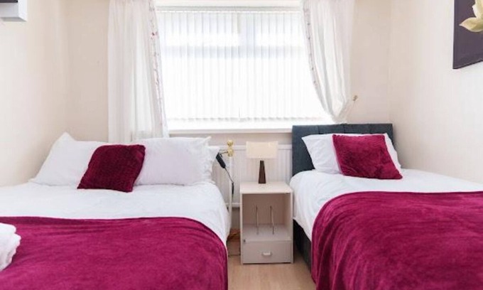 Harehills Apartment | 3 Bed Sleeps 6 Alexander House with parking/garden