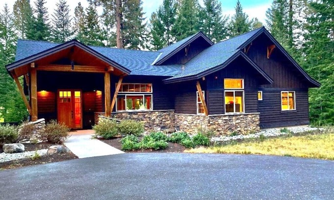 Cle Elum House | 3 Bedroom 2.5 Bath Sleeps 8 with a PVT Hot Tub and Game Room BBQ on Patio