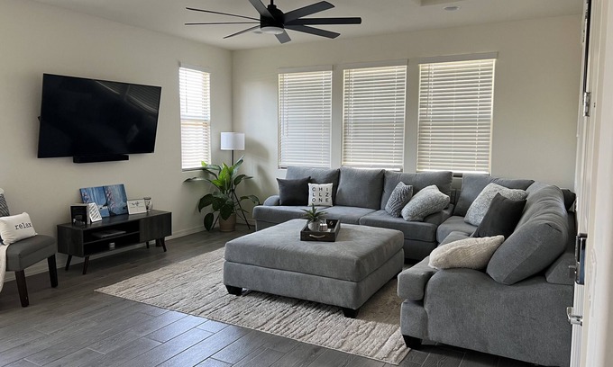 Estrella Village House | 3 Bedroom 2.5 Bath - Sleeps up to 6 - Modern Perfect for Hosting
