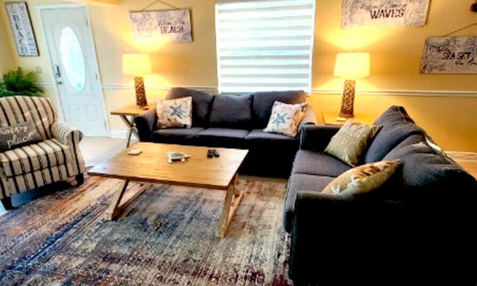 O'byrne House | 3 bedroom 2 bath home walking distance to beach!