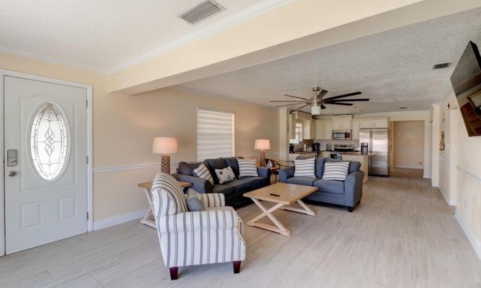 O'byrne House | 3 bedroom 2 bath home walking distance to beach