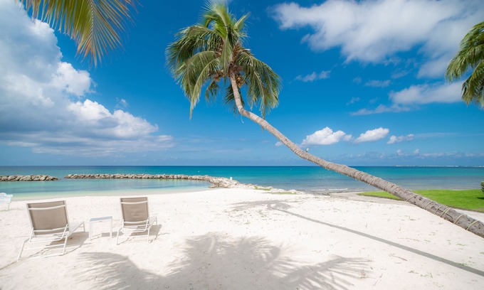 Seven Mile Beach Condo | 3 Bedroom/2 Bath Oceanfront Condo