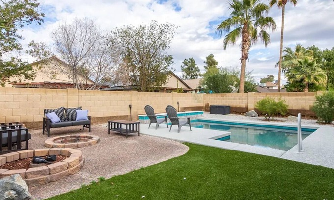 Chandler House | 3 Bedroom 2 Bath - Sleeps 7 with Pool - Near the Chandler Mall