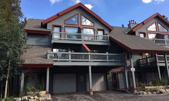 Warrior's Mark House | 3 bedroom 3.5 bathroom Pine Creek Townhouse walking to town and hiking