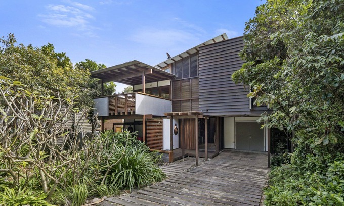 Point Lookout House | 3 bedroom 3 bathroom beachhouse only a short walk to several beaches,.