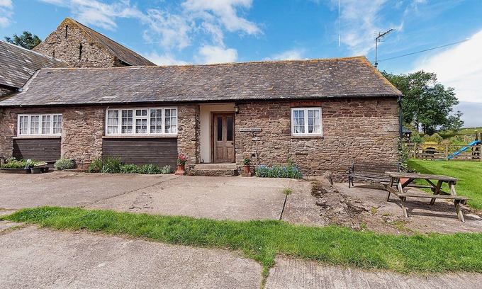 Abergavenny House | 3 bedroom accommodation in Llantilio Pertholey, near Abergavenny