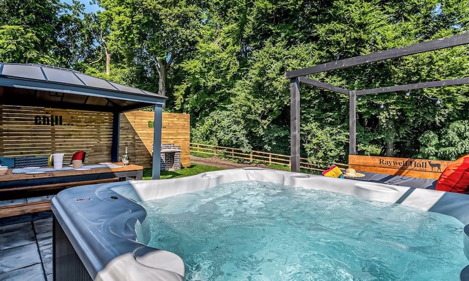 Raywell Ski Chalet | 3 bedroom accommodation in Raywell, Beverley