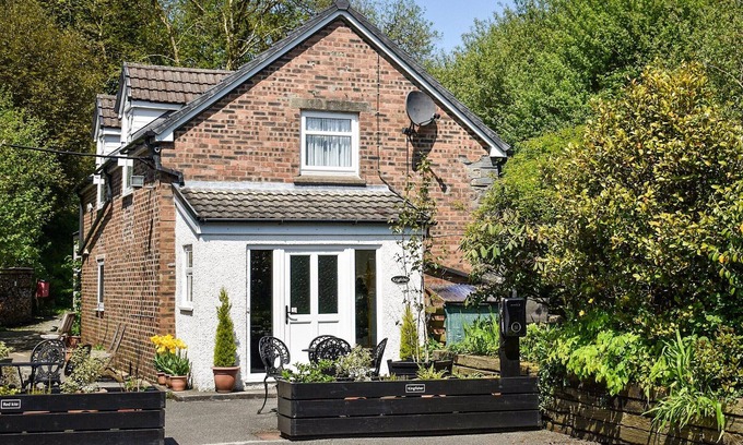 Whitland Cottage | 3 bedroom accommodation in Cwmbach