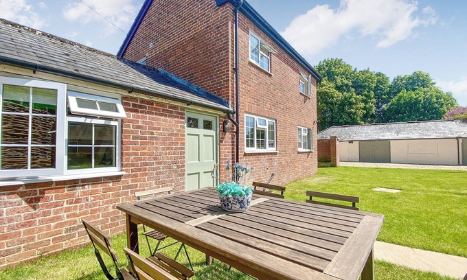 Poulshot Cottage | 3 bedroom accommodation in Poulshot, near Devizes