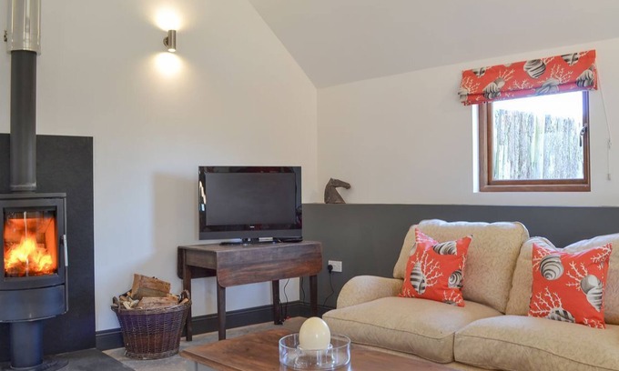 New Forest District Cottage | 3 bedroom accommodation in Midgham, near Fordingbridge