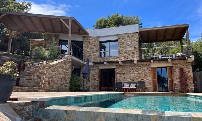Cap Benat House | 3-bedroom air-conditioned villa with pool and sea view in the Gaou Benat estate
