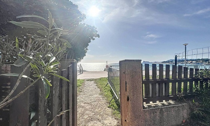 Les Lecques Apartment | 3-bedroom apartment with garden, direct beach access
