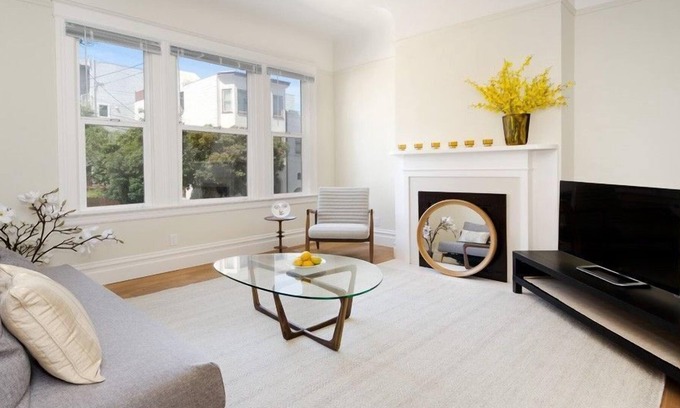 Russian Hill Apartment | 3 Bedroom Apartment L-560903 by Houzlet