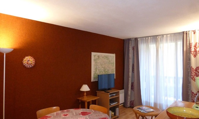 Enchastrayes Apartment | 3-Bedroom Apartment with Balcony, Sleeps 6, Parking