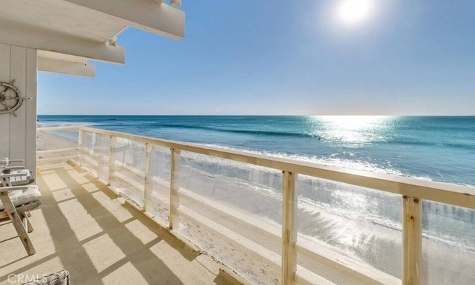Laguna Beach Apartment | 3 Bedroom Apartment L-606027 by Houzlet