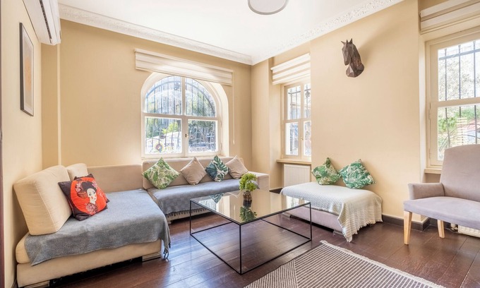 Gumussuyu Mahallesi Apartment | 3-bedroom apartment in charming Istanbul with AC