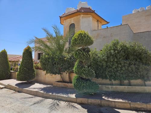 Al Jubeiha Apartment | 3 Bedroom Apartment in a quiet area