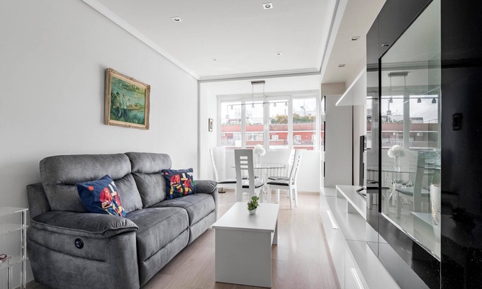 San Pascual Apartment | 3-bedroom apartment in marvelous Madrid with AC, WiFi