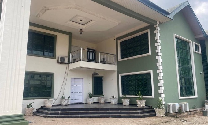 Benin City Apartment | 3-bedroom apartment in amazing Benin City with AC, fitness room & swimming pool