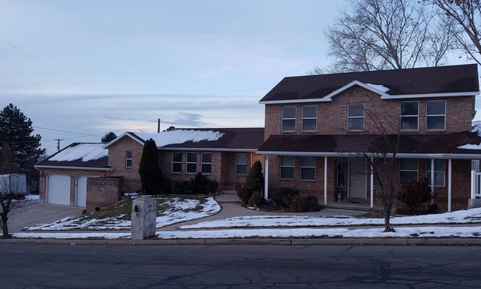 Farmington House | 3 Bedroom Basement Suite with Kitchen