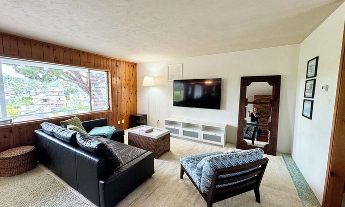 Olde Carlsbad House | 3-bedroom beach house Carlsbad-1 mile to beach, family & pet friendly, LEGOLAND