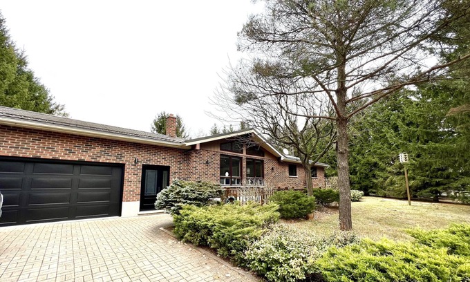 Lambton Shores Cottage | 3 Bedroom Bungalow, Walk to the Beach!