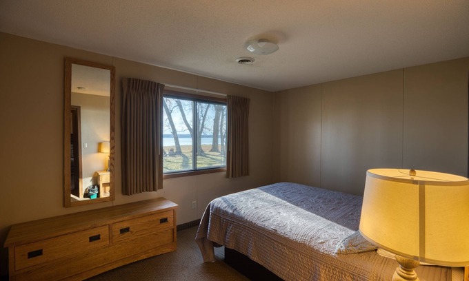 Yankton Cabin | 3 Bedroom Cabin- Lewis and Clark Resort