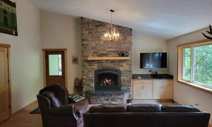 Warnick Cabin | 3 Bedroom Cabin with Hot Tub near Glacier and Mt. Baker