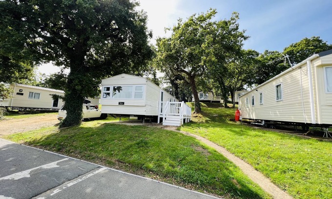 Cowes House | 3 Bedroom Caravan RW75, Thorness Bay, Dog Friendly, Free WiFi