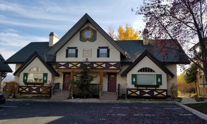 Midway Apartment | 3 Bedroom Chalet on the Creek