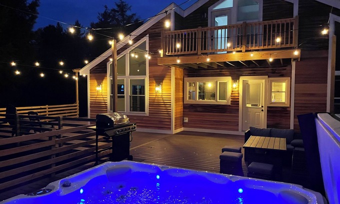 Alexandria Ski Chalet | 3 Bedroom Chalet with Hot tub on 3 private acre in the foothills of White Mnts