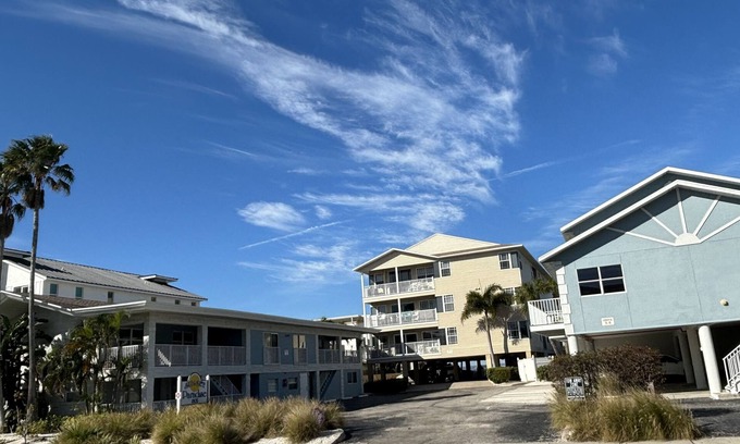 Indian Rocks Beach Condo | 3 Bedroom Condo + Kid's Den Gulfside- Indian Rocks Beach