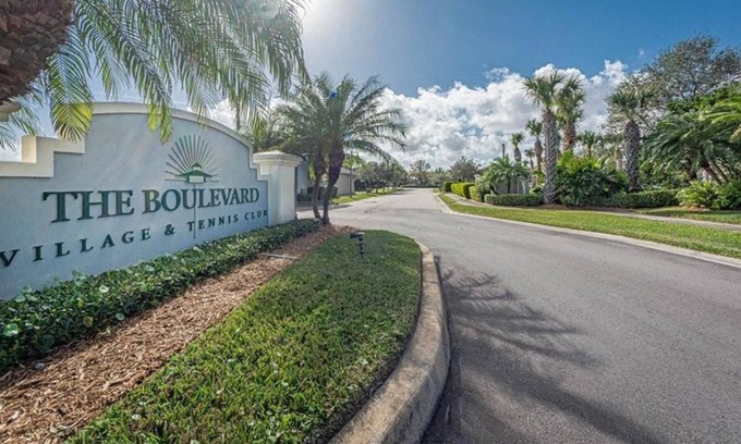 Boulevard Village and Tennis Condo | 3 Bedroom Condo 431208 by Houzlet