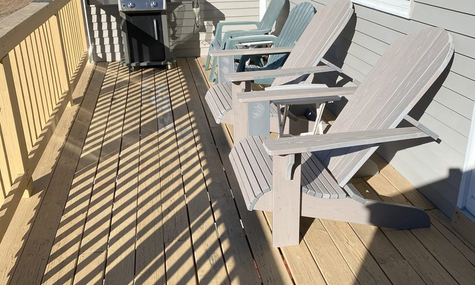 North Conway Condo | 3-bedroom condo in charming North Conway with WiFiand southern exposure deck.