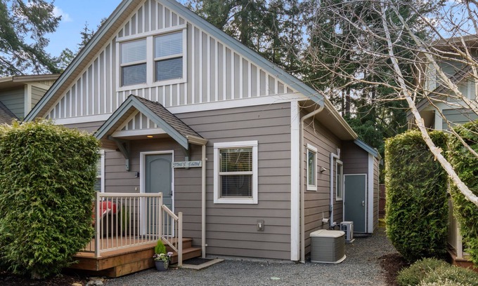 Regional District of Nanaimo Villa | 3 bedroom cottage close to Rathtrevor Beach, Mini Golf and pool on site.
