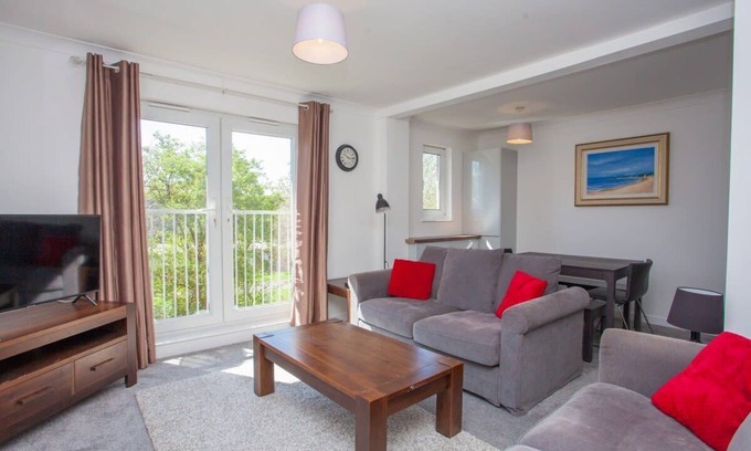 Glasgow Apartment | 3 Bedroom Duplex with Free Parking