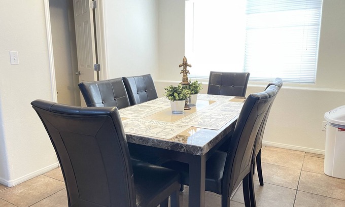 Sunrise Manor House | 3 bedroom fast wifi 15 min to strip Fremont street