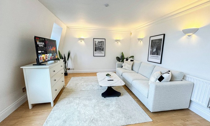 Chaucer Apartment | 3 Bedroom Flat with FREE gated parking in Borough near The Shard Bermondsey