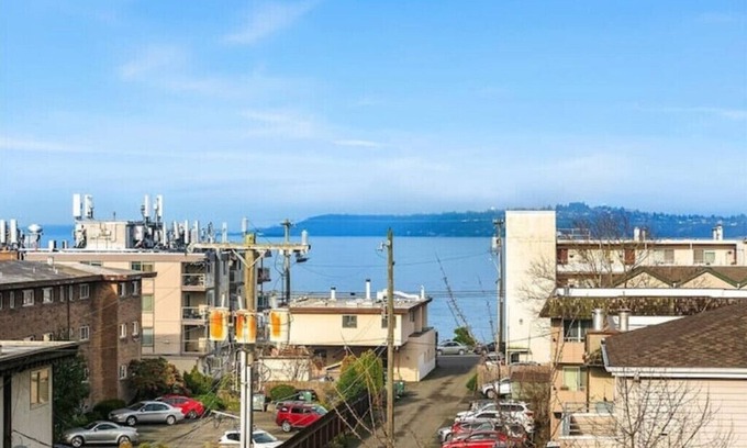 Alki House | 3-bedroom, free parking, close to everything!