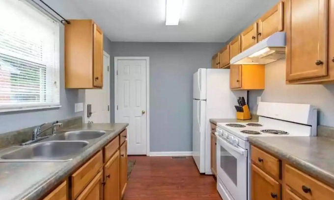 Westwood House | 3 Bedroom Home | 15 minutes to Downtown