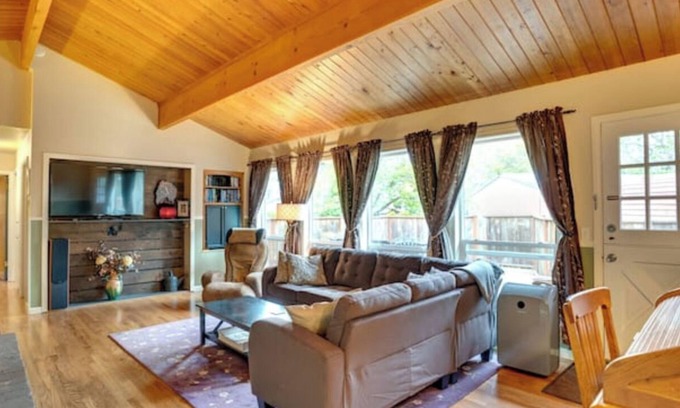 Starcrest House | 3 Bedroom Home in beautiful Vancouver, WA. Driveway park with E-Car Charger.